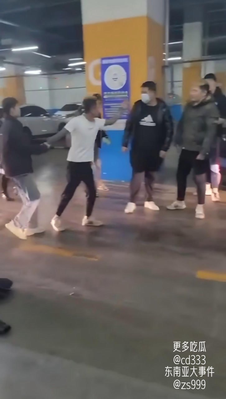 精神小伙地下车库主动挑衅叫嚣被对方一脚踹飞数米远当场懵掉