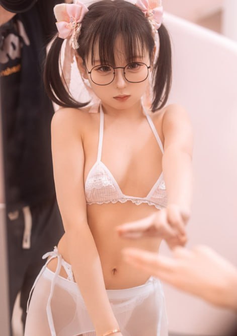 今日推荐 扎双马尾嫩妹现身无地线楼道,身着轻薄装扮摆弄羞耻动作拍摄露出视频