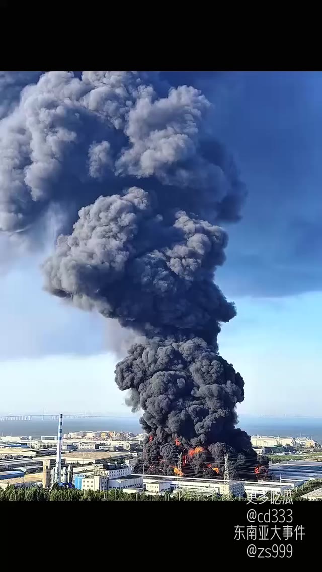 青岛菲尔斯特物流仓库突发猛烈火灾现场火光冲天疑似造成人员被困