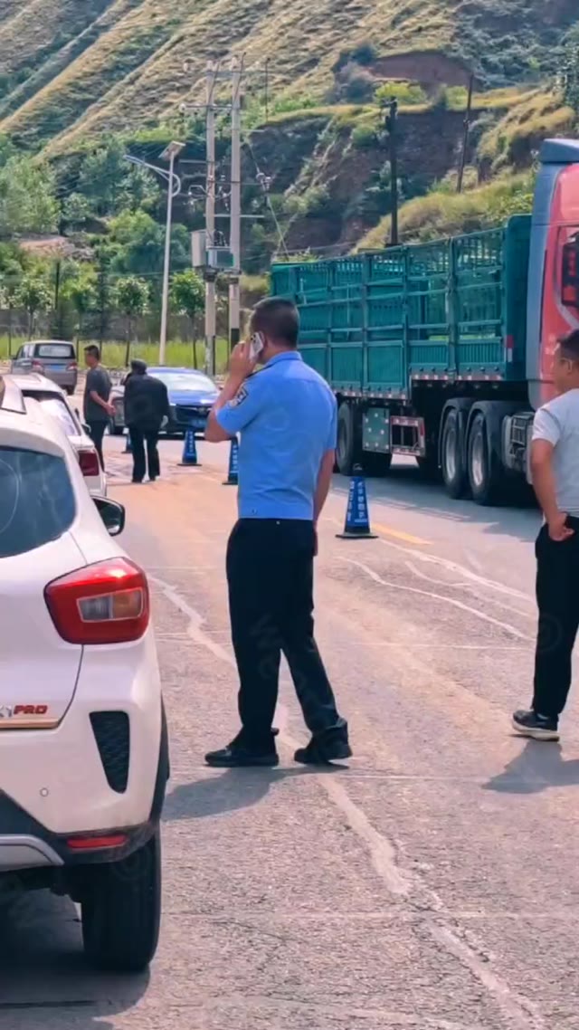 甘肃渭源双石门景区突发山洪导致十人遇难二十三人受伤现场车辆损毁严重