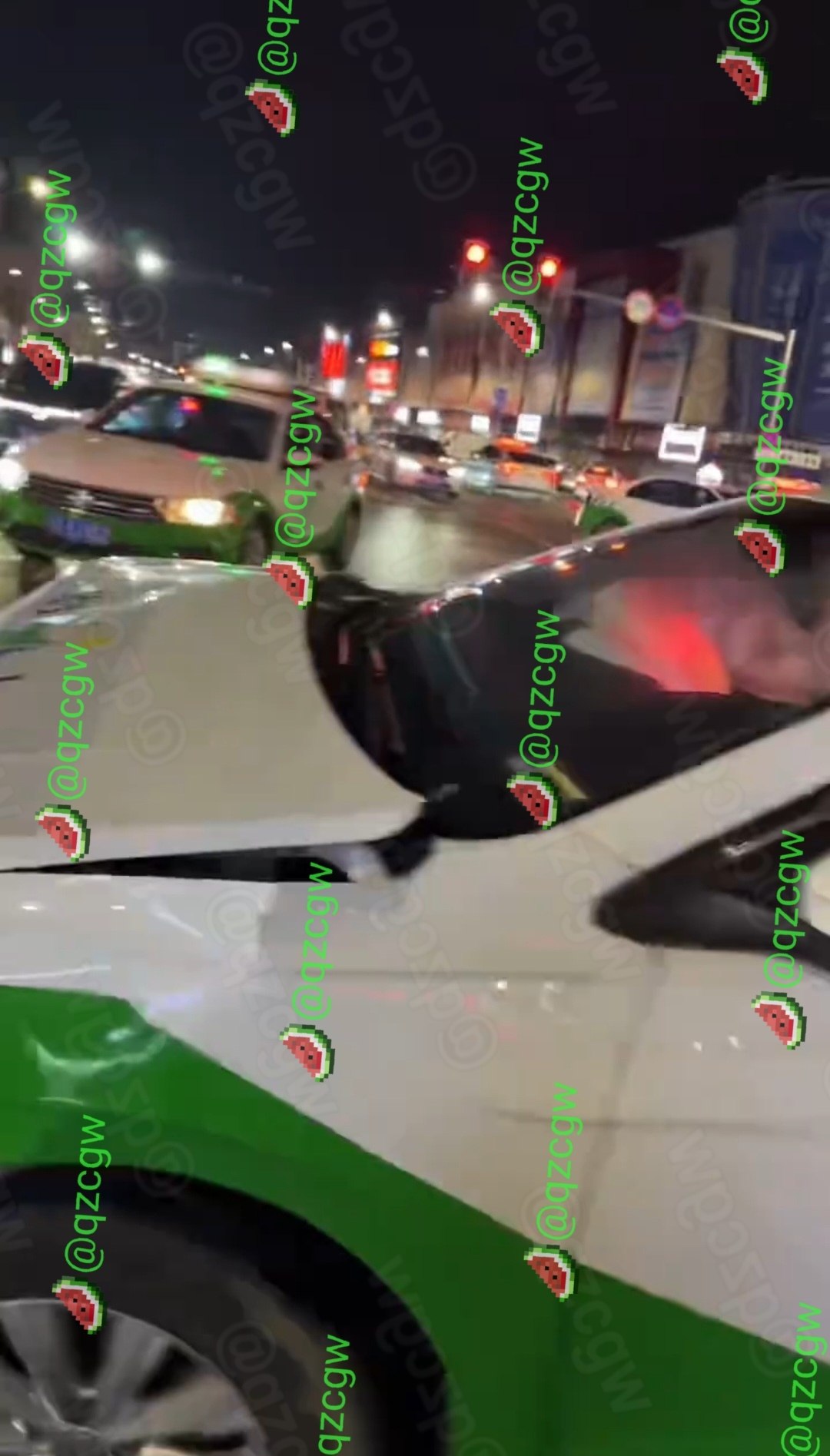 吉林榆树发生三车连环撞事故,私家车与出租车因抢行红绿灯导致车毁人伤