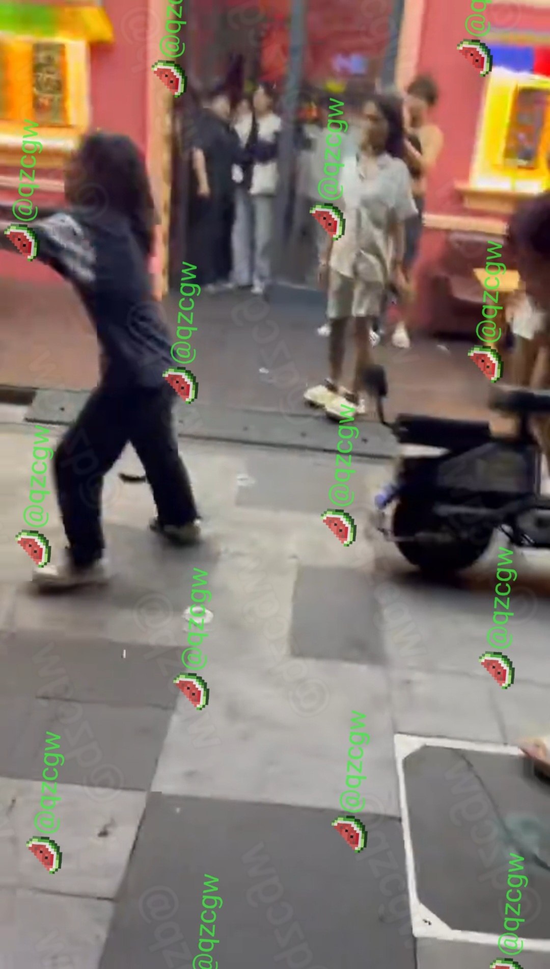 夜市广场突发群体斗殴精神小伙激烈肢体冲突导致鞋履飞散现场混乱