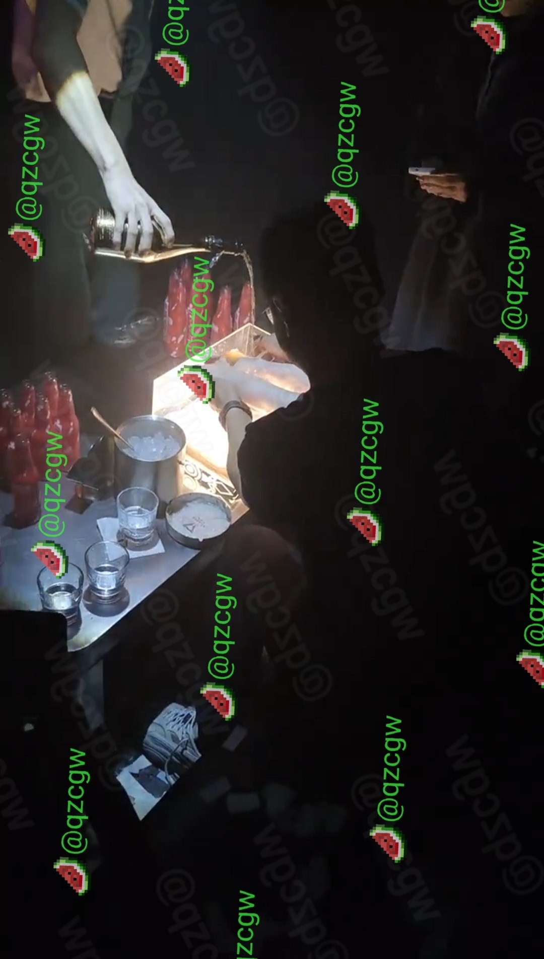某KTV推出香槟洗脚服务并针对丝袜版加价销售引发猎奇关注