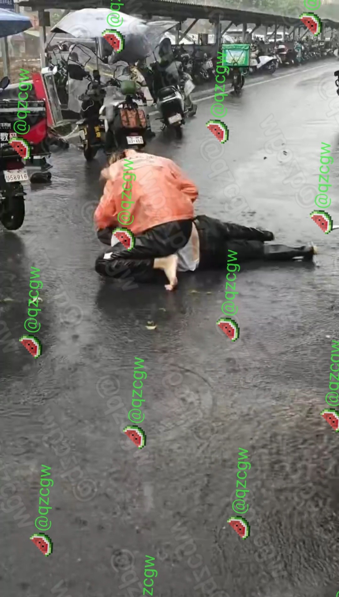 暴雨天外卖骑手与小区保安因进门规定发生肢体冲突致保安身亡