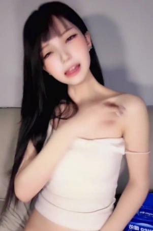 高颜值网红模特小安宝宝发布全裸自慰视频展示大长腿与私处细节