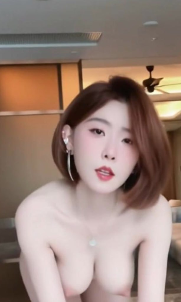 千万粉丝抖音女神聂小雨直播走光引发争议其私密部位被指曝光