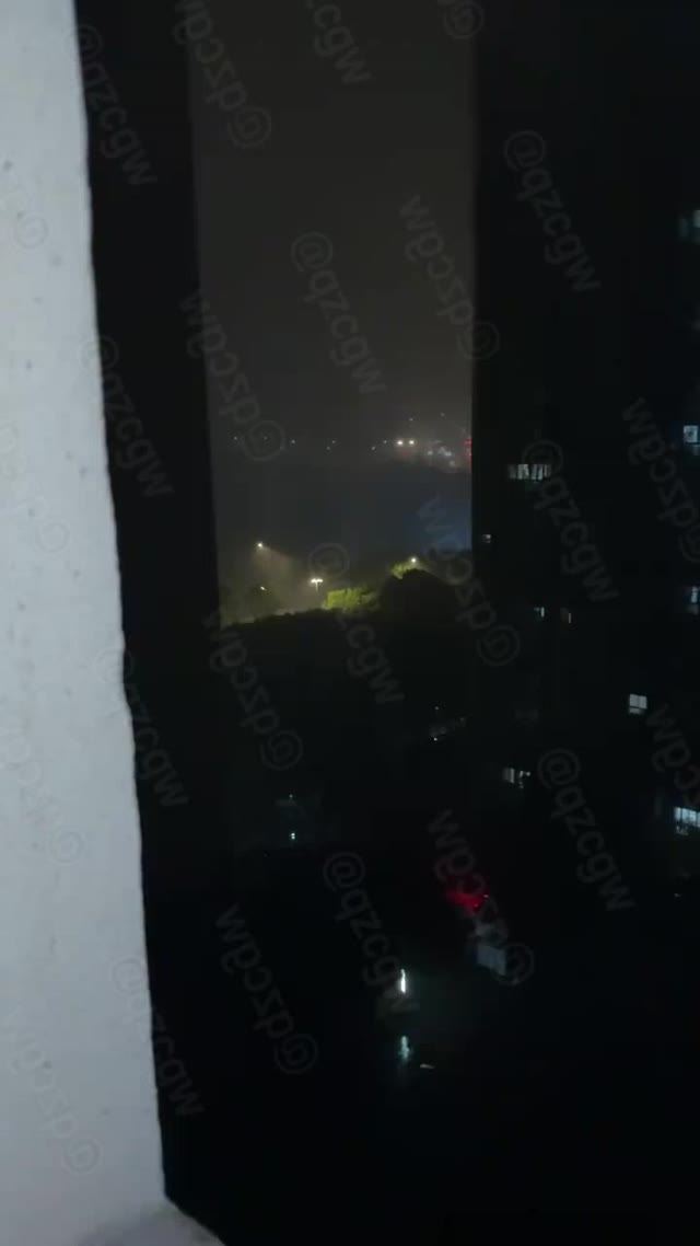 台风白海豚横扫苏州引发强降水导致多地窗户漏水及城市陷入风雨笼罩
