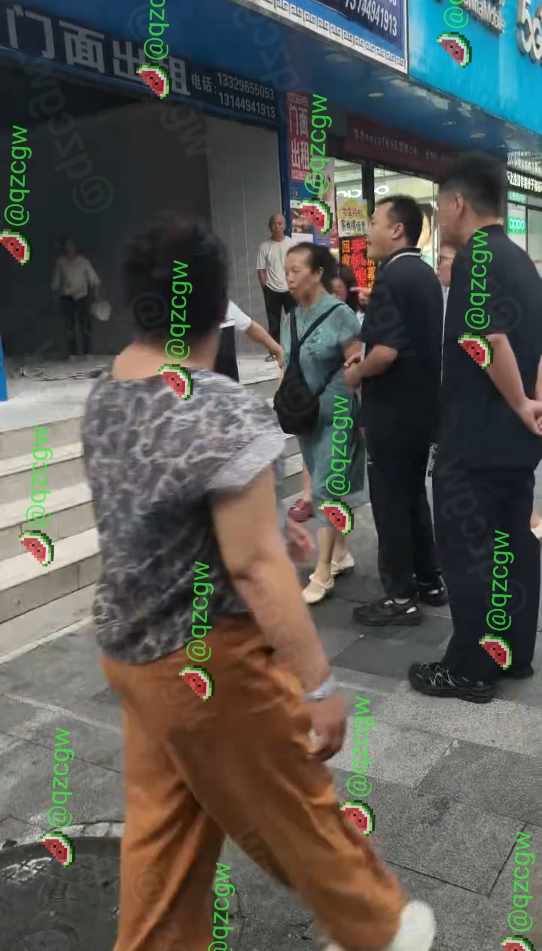 贵州凯里七夕商业街发生激烈情侣冲突女子被按在台阶上崩溃哭喊
