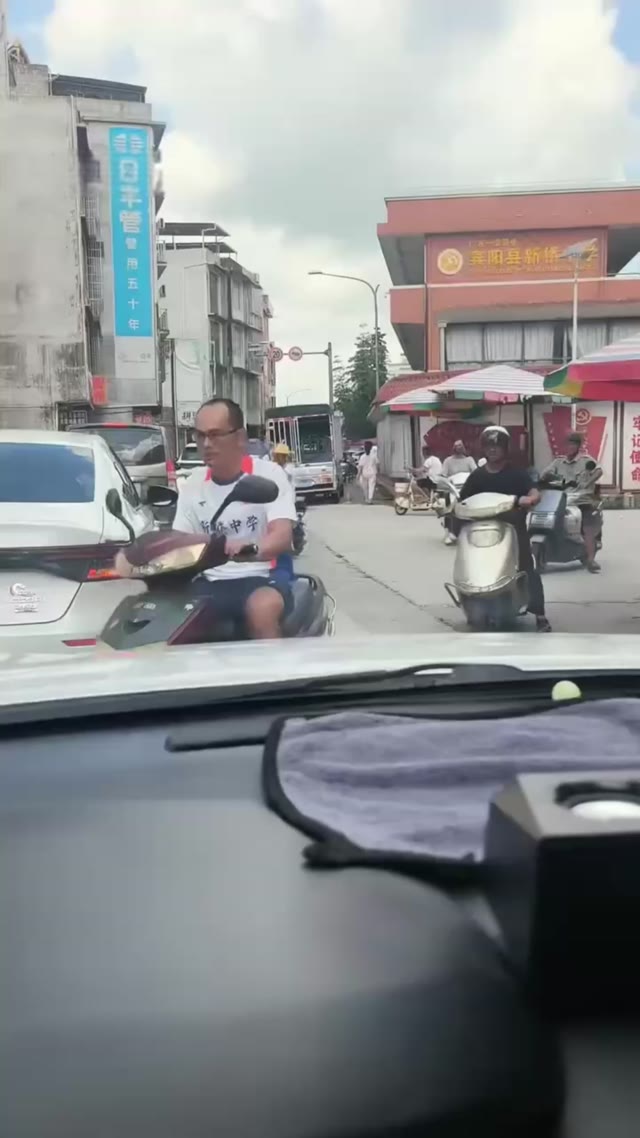 广西宾阳新桥镇中学发生坠楼悲剧导致一名十七岁女生不幸身亡