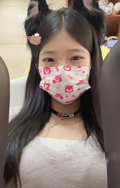 清纯女博主私下沦为金主玩物在镜头前展示丝袜与比基尼反差