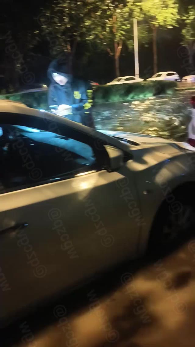 吉林长春遭遇强降雨导致城区多处低洼路段积水成海市民被迫涉水出行