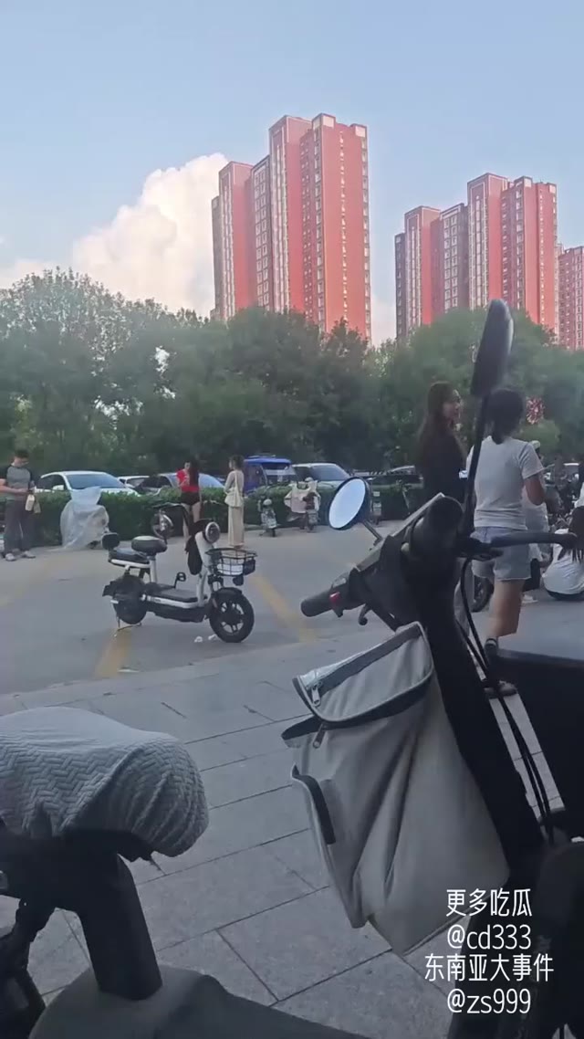 健身教练街头为女友怒殴小三男友并试图掰开对方嘴部致其脱臼