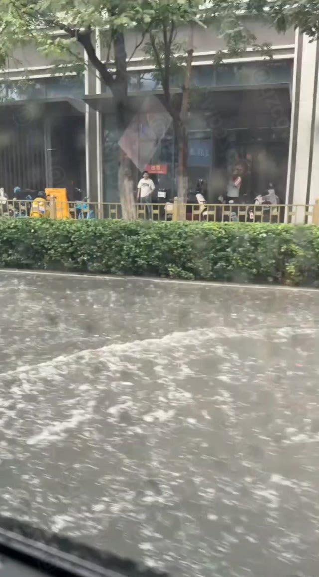 济南花园路遭遇突发暴雨导致多处路段积水严重车辆被迫弃车涉水