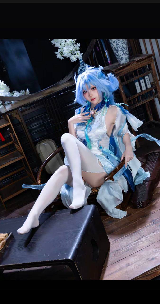 鸣潮角色清宵漫展高还原度Cosplay引发关注蓝发白丝视觉冲击