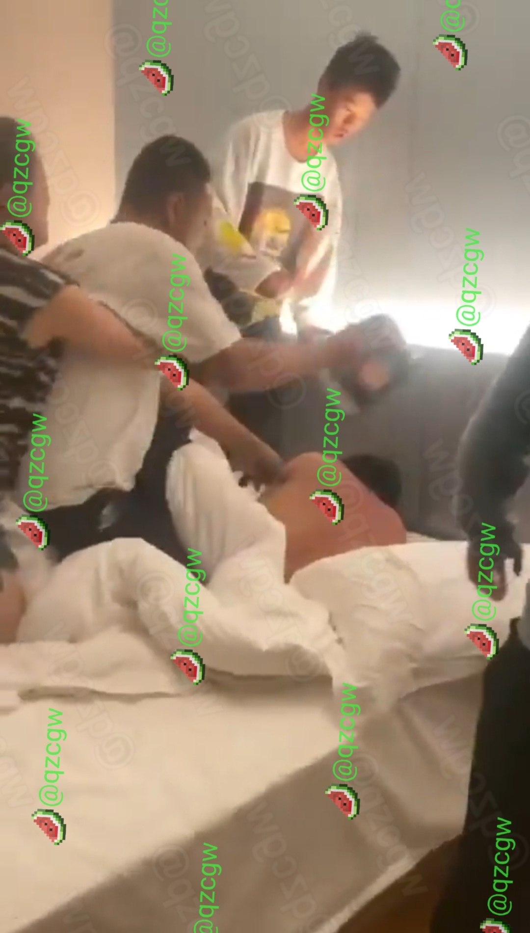 酒店客房捉奸演变成多人混战半裸男子被按在床上疯狂围攻