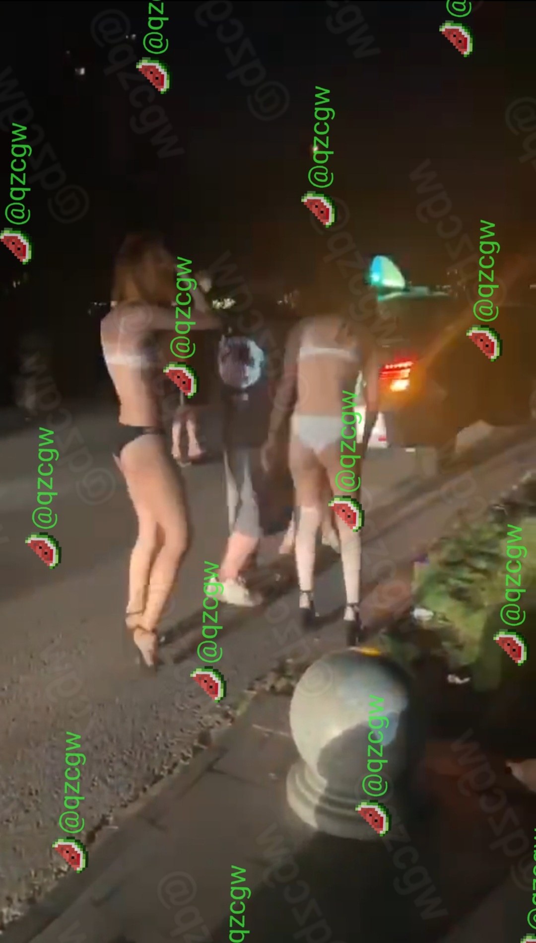深夜街头数名火辣女子仅着内衣裤激烈互殴肢体冲突场面极具视觉冲击