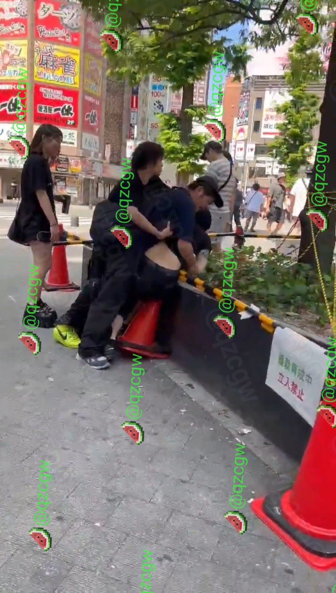东京新宿街头两直播博主清晨肉搏互殴,衣物凌乱导致半身赤裸