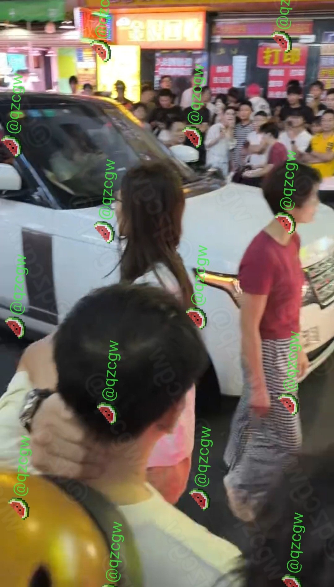 广州路虎男七夕约会小三被卡宴丈母娘当街围堵抓现行