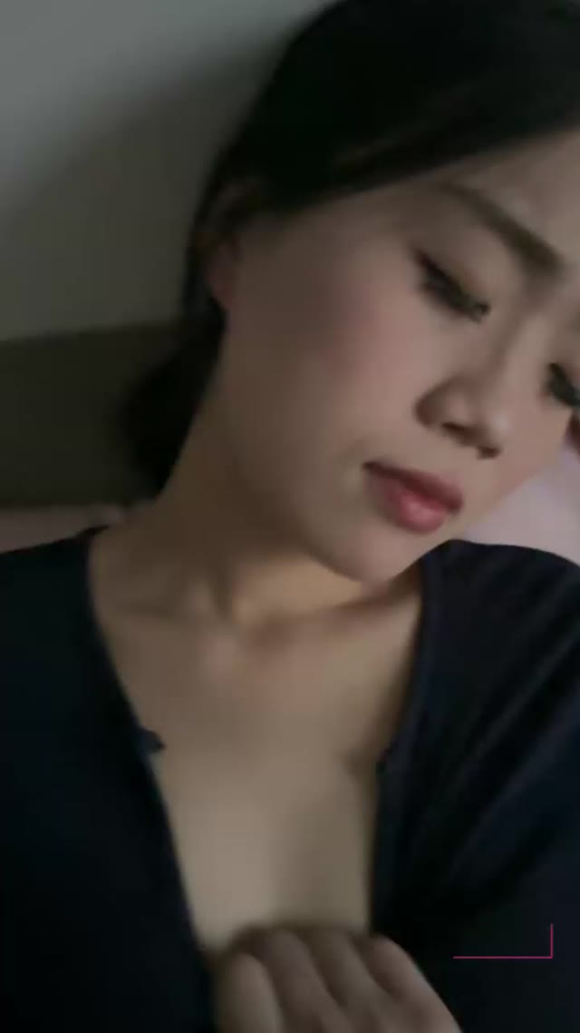 青岛少妇徐雯瑶与丈夫拍摄私密视频涉及黑丝骑乘及多场景性爱细节
