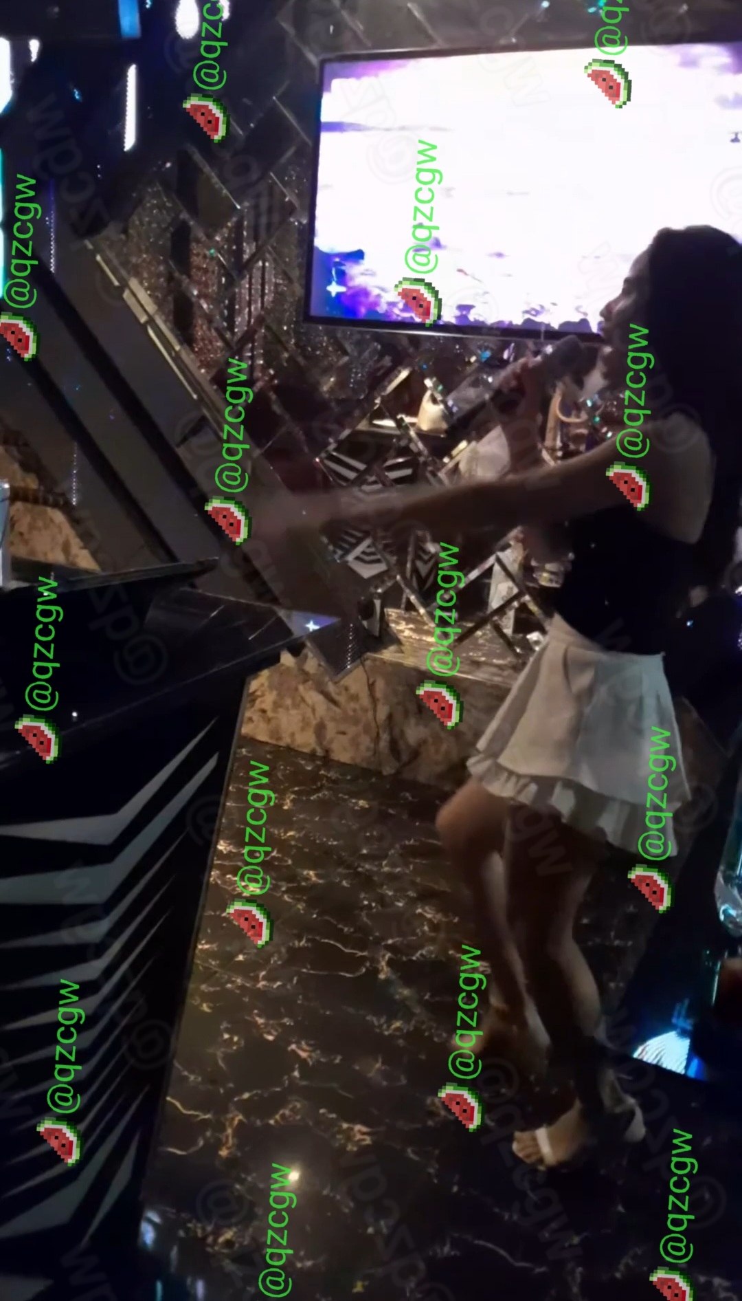越南会所KTV内清凉女子手持麦克风热舞扭腰摆胯点燃包厢气氛