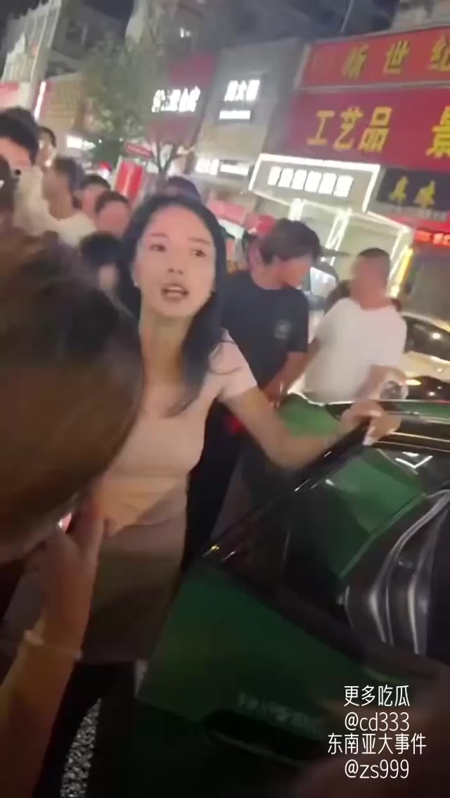 山东莱阳盛隆街发生激烈抓奸冲突引发大量围观群众聚集围观
