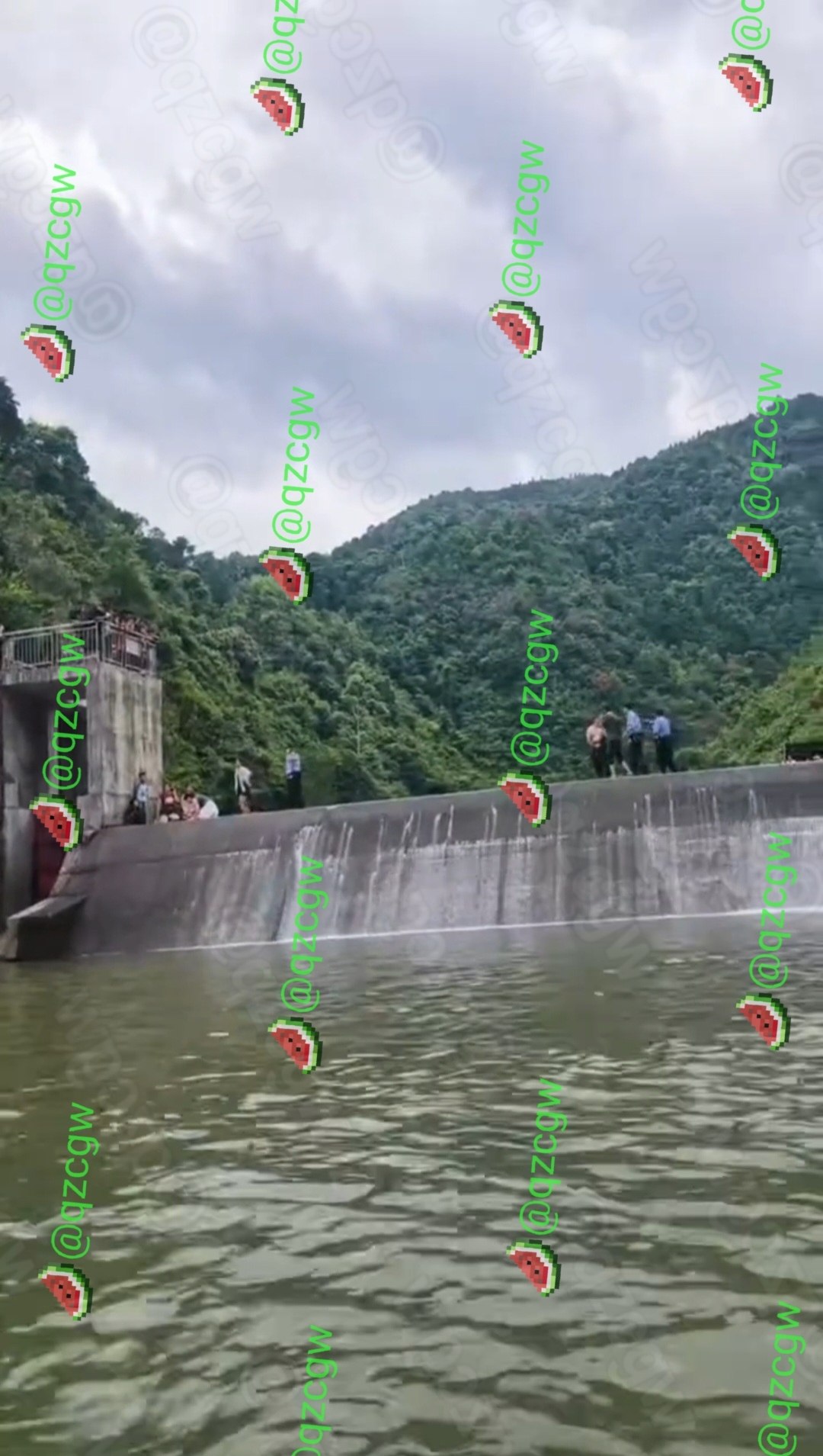 广西贺州富川一幼童在水域玩耍时突发溺水被路人紧急营救
