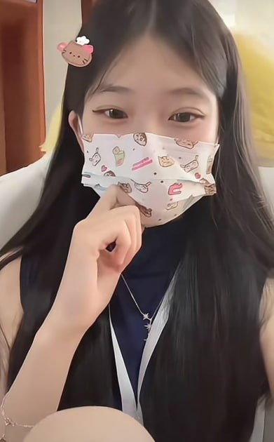 清纯女博主私下沦为金主玩物在镜头前展示丝袜与比基尼反差
