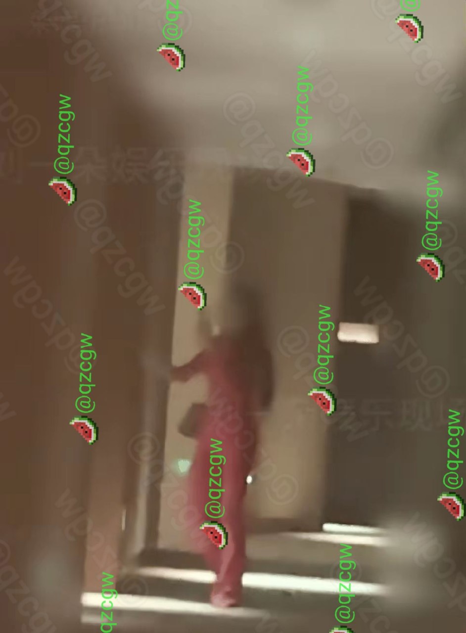 演员包贝尔被曝深夜与红发女子同进酒店房间独处七小时后换装出门