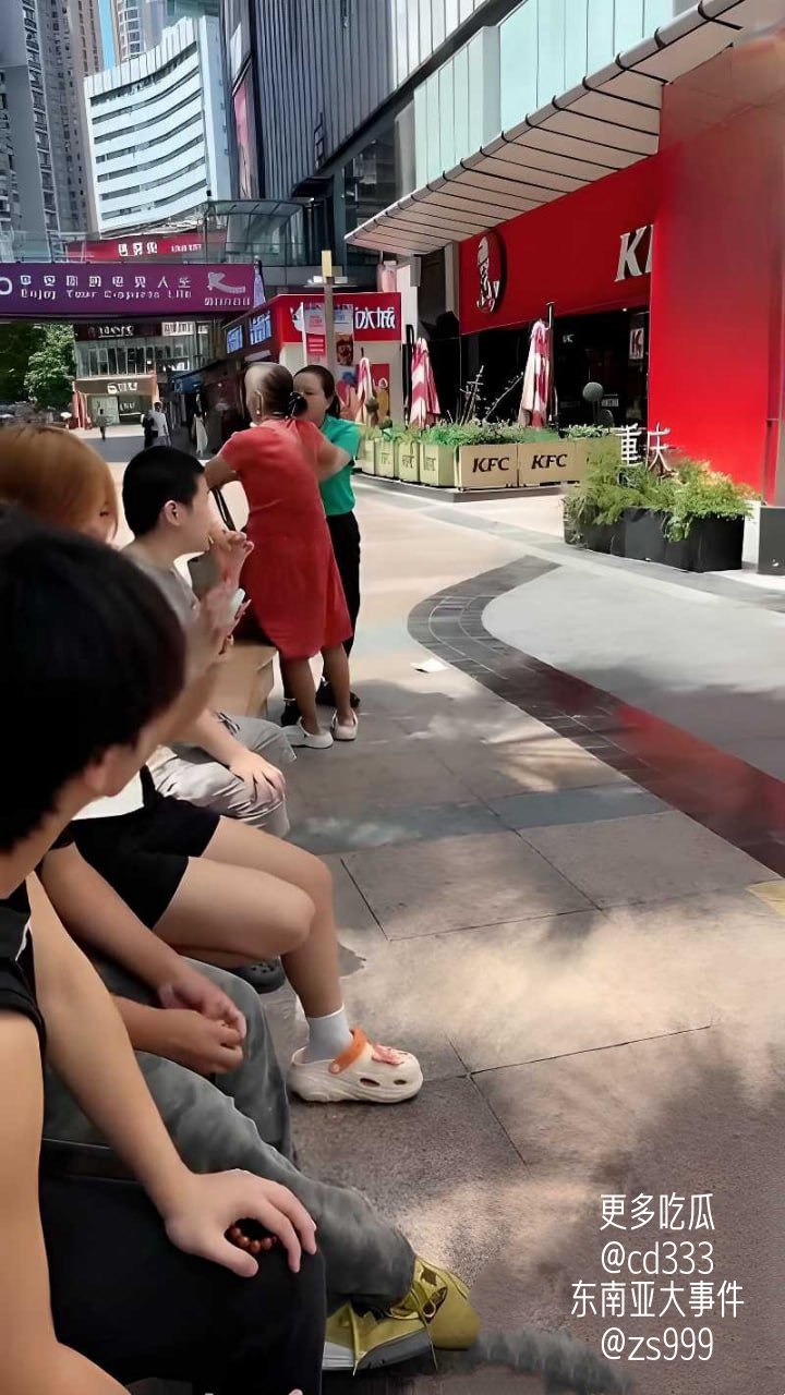 重庆南坪商圈一名老太太疑似顺手牵羊被当场识破并引发现场围堵