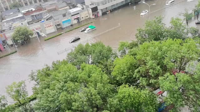 济南花园路遭遇突发暴雨导致多处路段积水严重车辆被迫弃车涉水