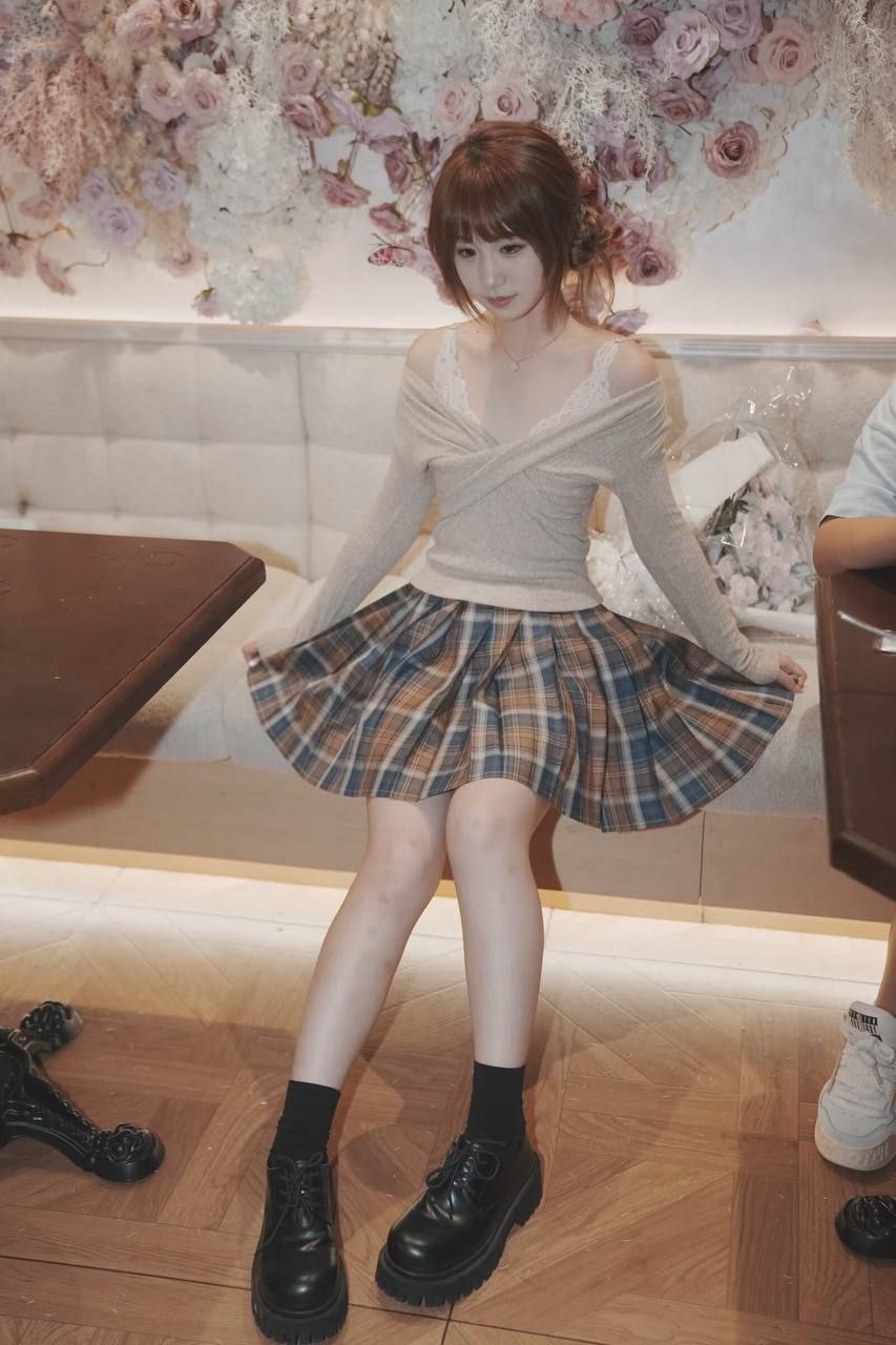 一名穿着蕾丝白丝袜的精神小妹在被精神小伙无套性行为过程中发生性关系