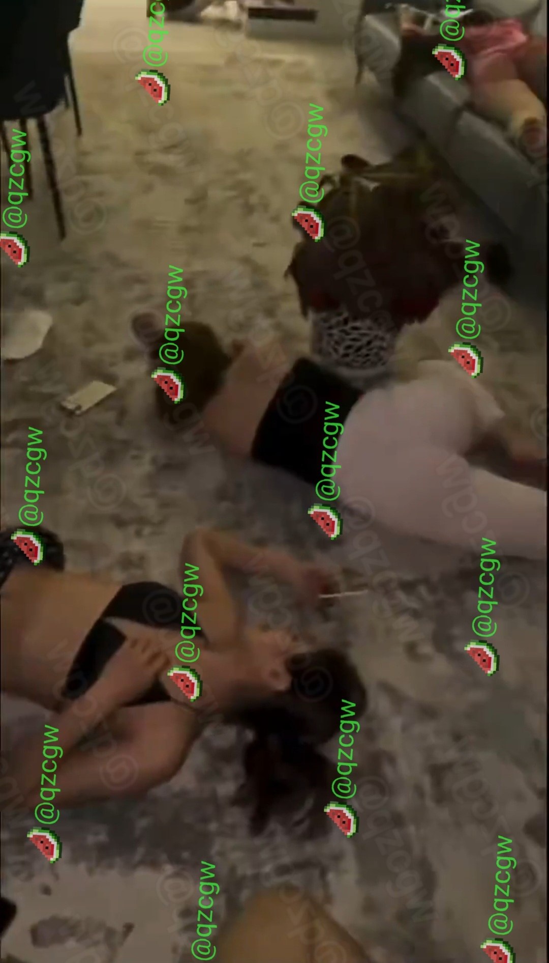富商七夕别墅私密派对后现场狼藉多名年轻女性醉倒在豪宅内