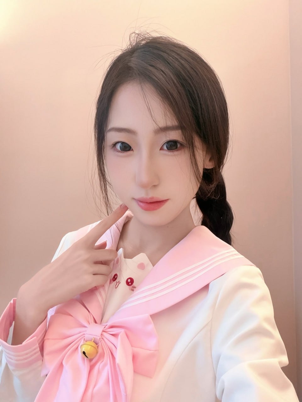 福州女子吴思敏伪装陪酒女骗取十万美金后勾搭股东被男伴曝光私密照