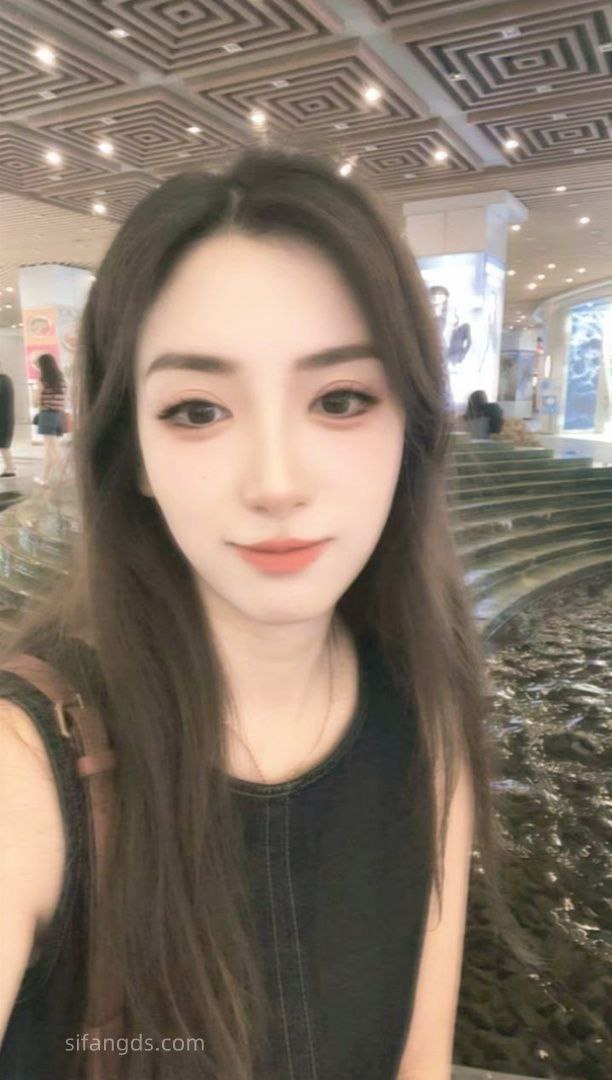 某风韵少妇背着丈夫赴约酒店与同事偷情并拍摄挑逗视频