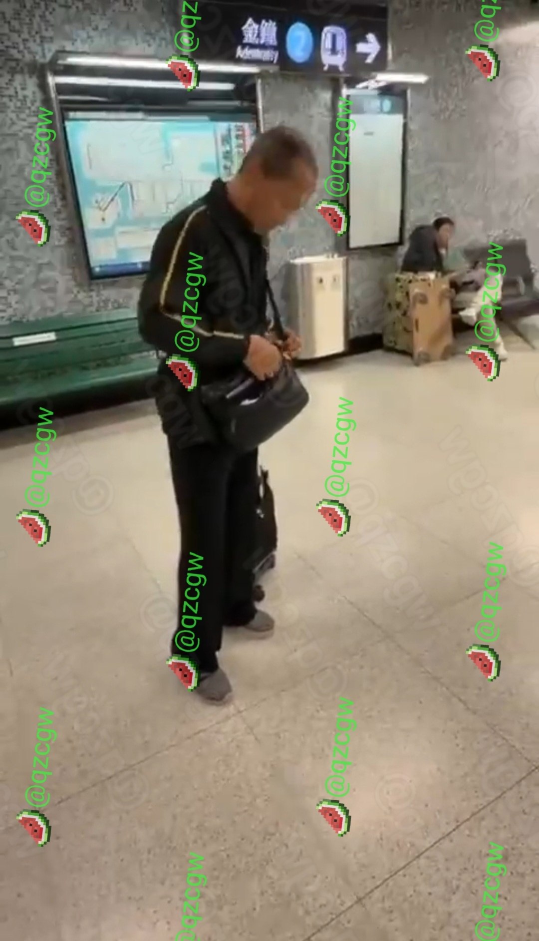 香港金钟地铁站中年男子涉嫌偷拍被乘客当场围堵对峙