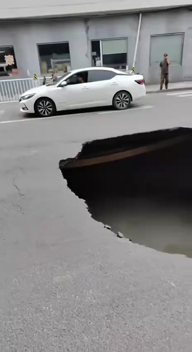 北京市丰台区东王佐公交车站于7月16日下午突发地面塌陷形成深坑