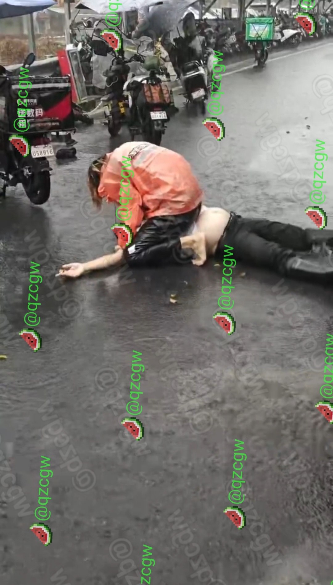 暴雨天外卖骑手与小区保安因进门规定发生肢体冲突致保安身亡