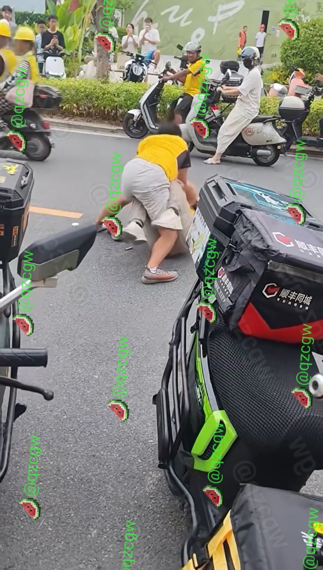 广西两名美团外卖骑手因纠纷在街头激烈互殴扭打至地面
