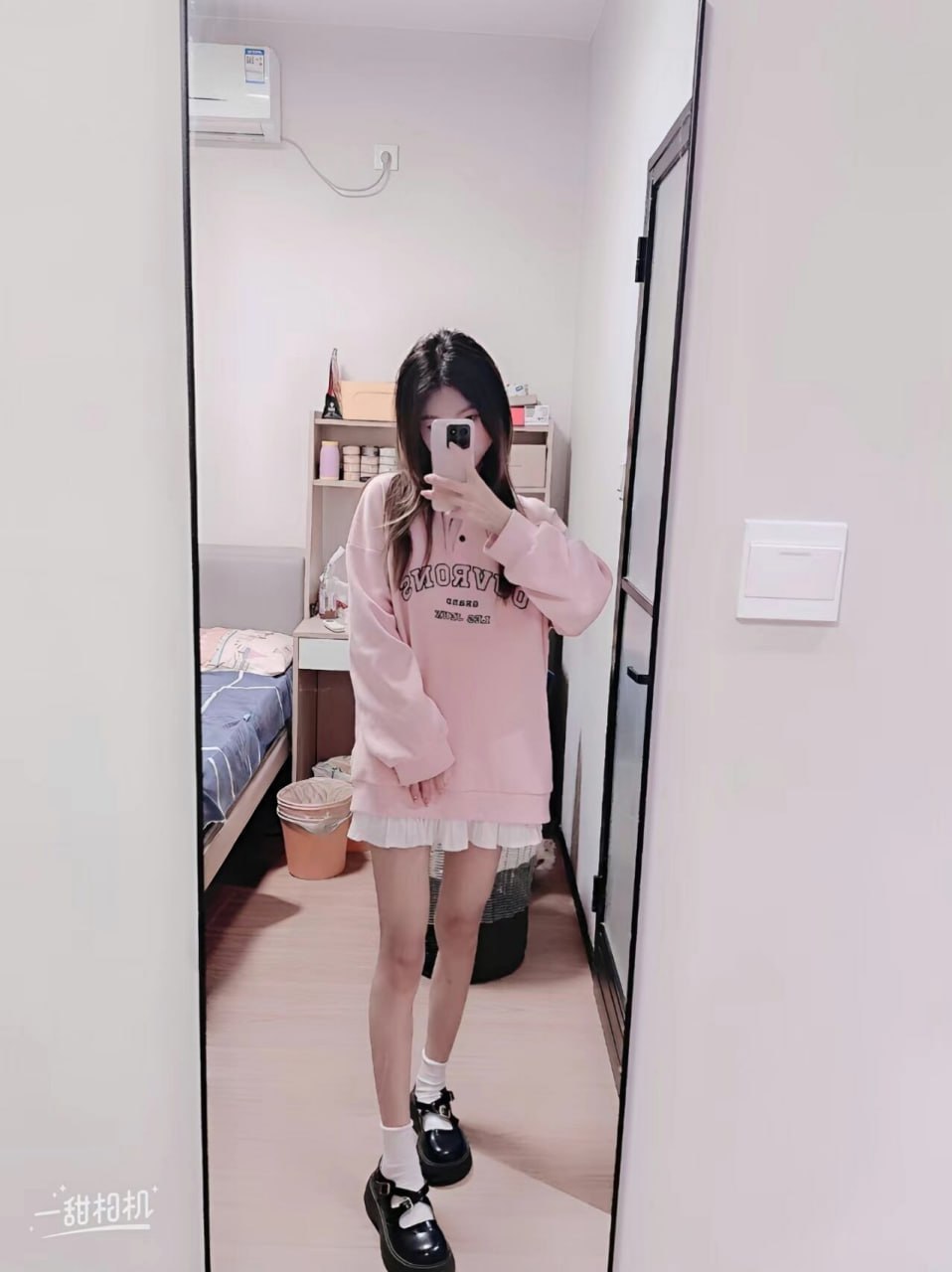 JK制服女大学生在户外裸露并与富裕男子在酒店发生激烈性关系
