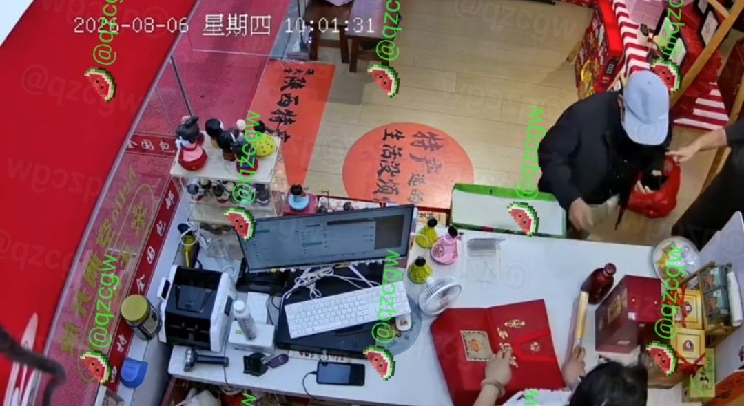 黑衣男子潜入烟酒特产店试图调包真烟被两名店员当场扭打抓获