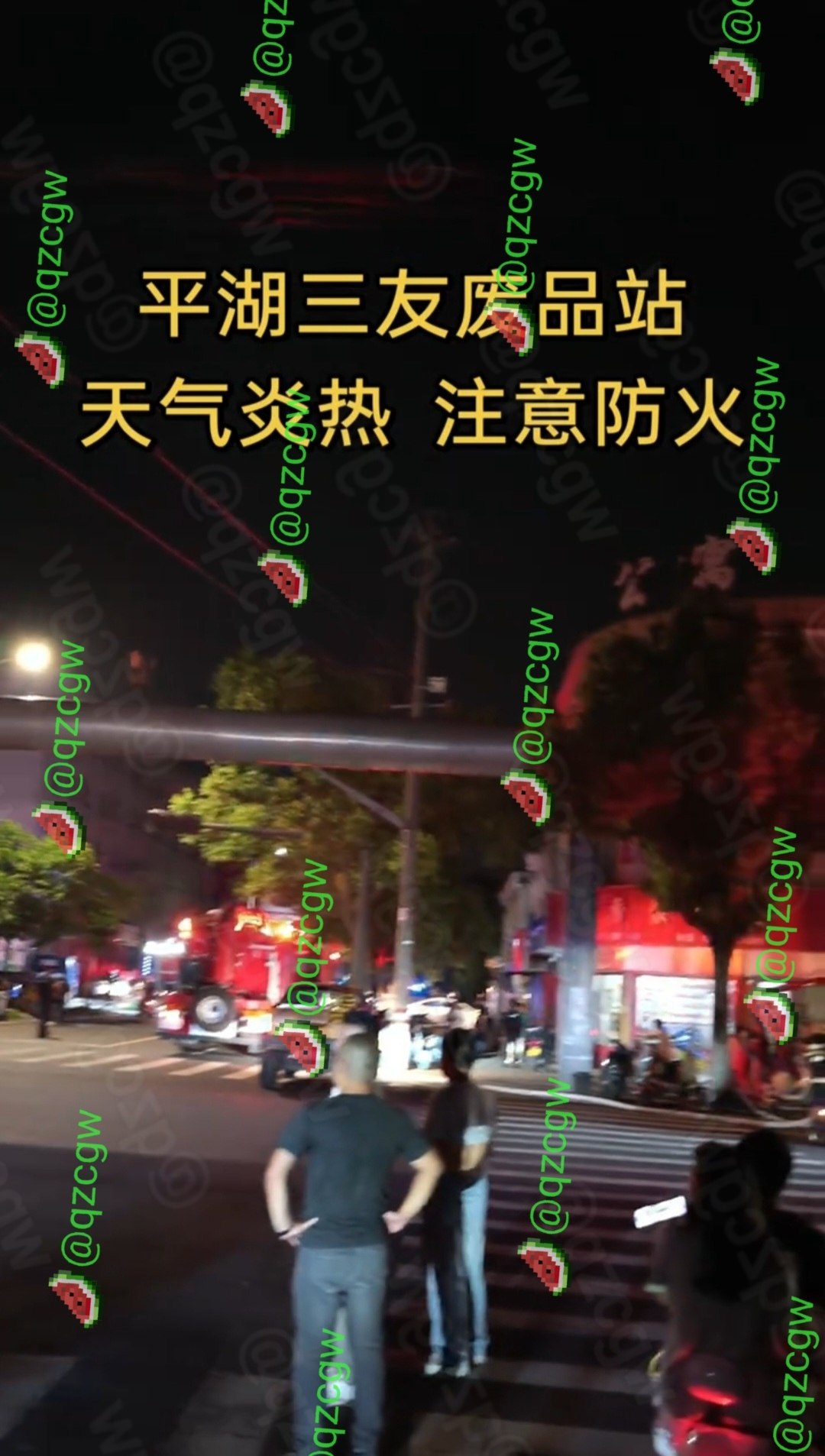 浙江平湖经济开发区箱包厂房突发大火连烧数小时导致半城黑烟笼罩