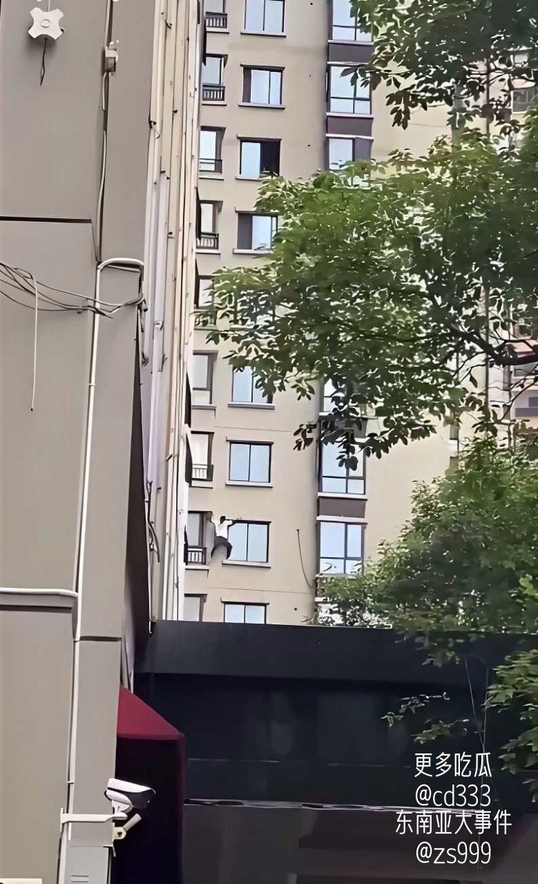 贵阳花果园高层男子为躲避原配捉奸徒手攀爬三十层外墙逃生