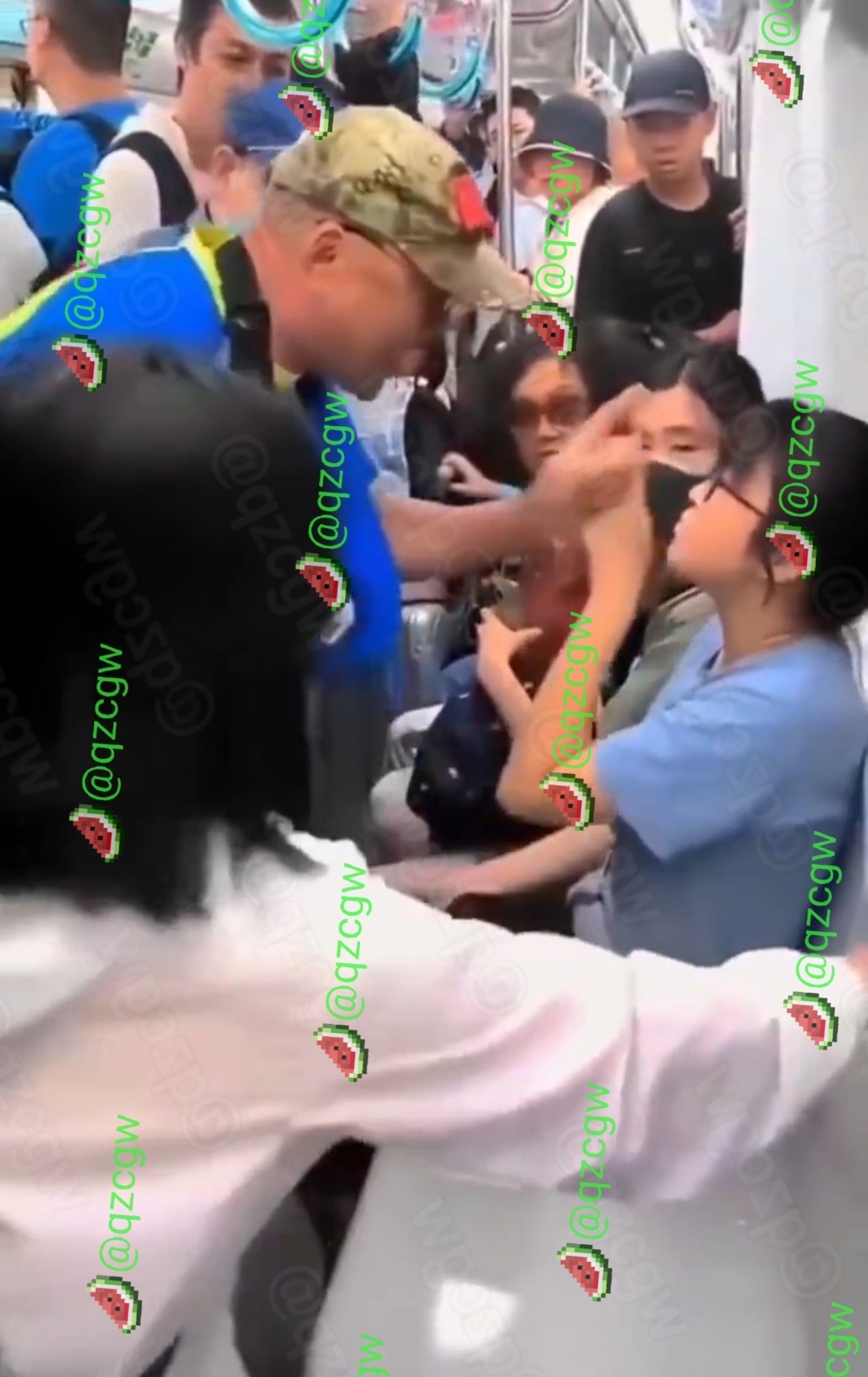 地铁车厢内中年男子因要求年轻人让座引发激烈言语对峙
