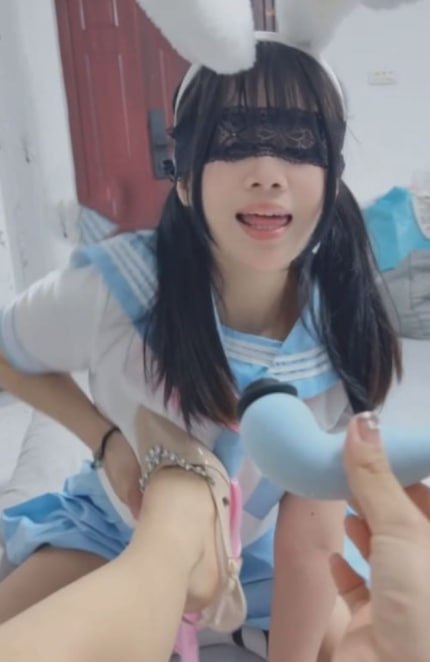 每日大赛 蕾丝女王通过言语羞辱与足部调教令素人嫩妹瘫软在地