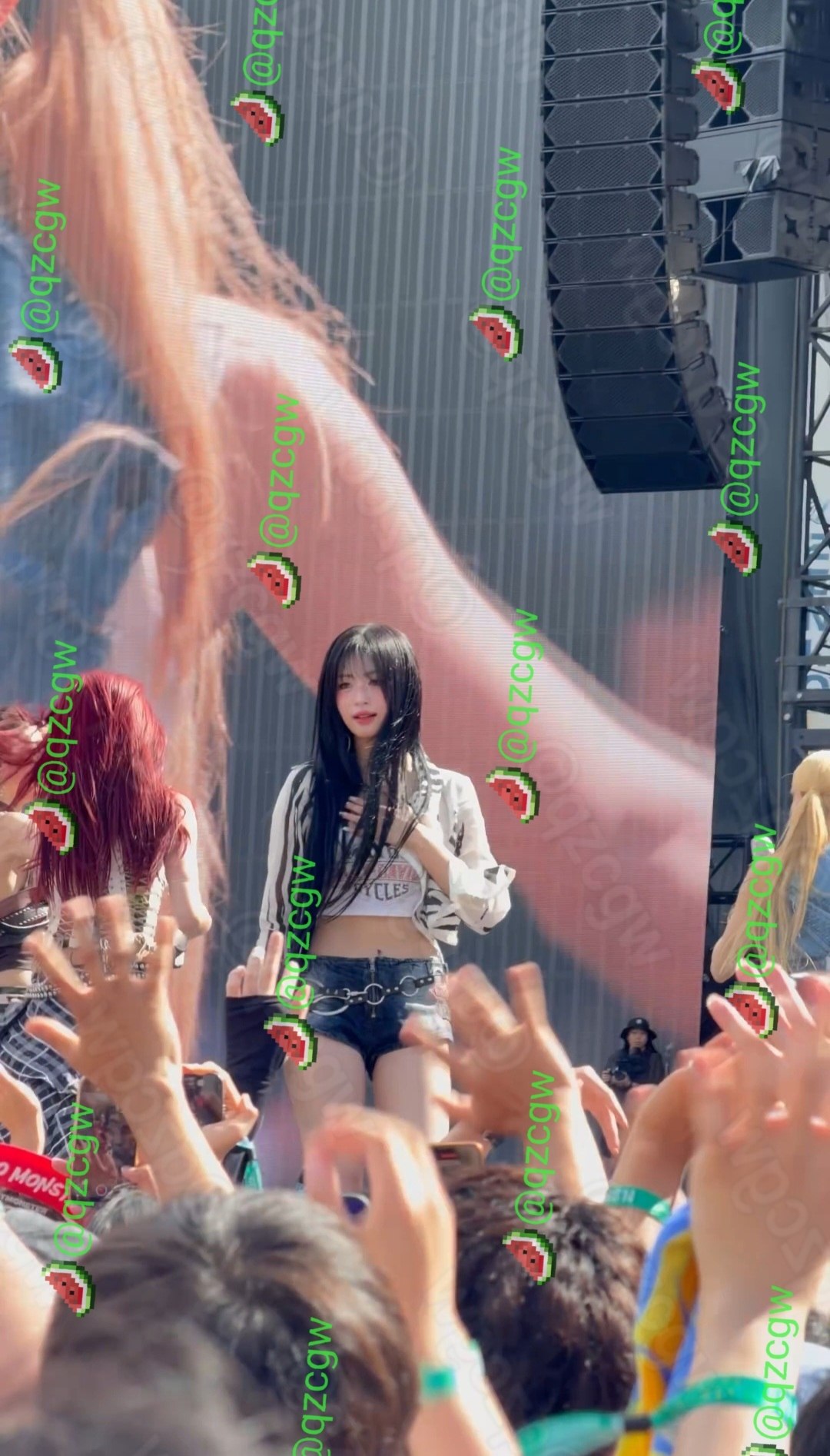 BABYMONSTER现身日本Summer Sonic音乐节并在花道环节通过洒水与粉丝互动