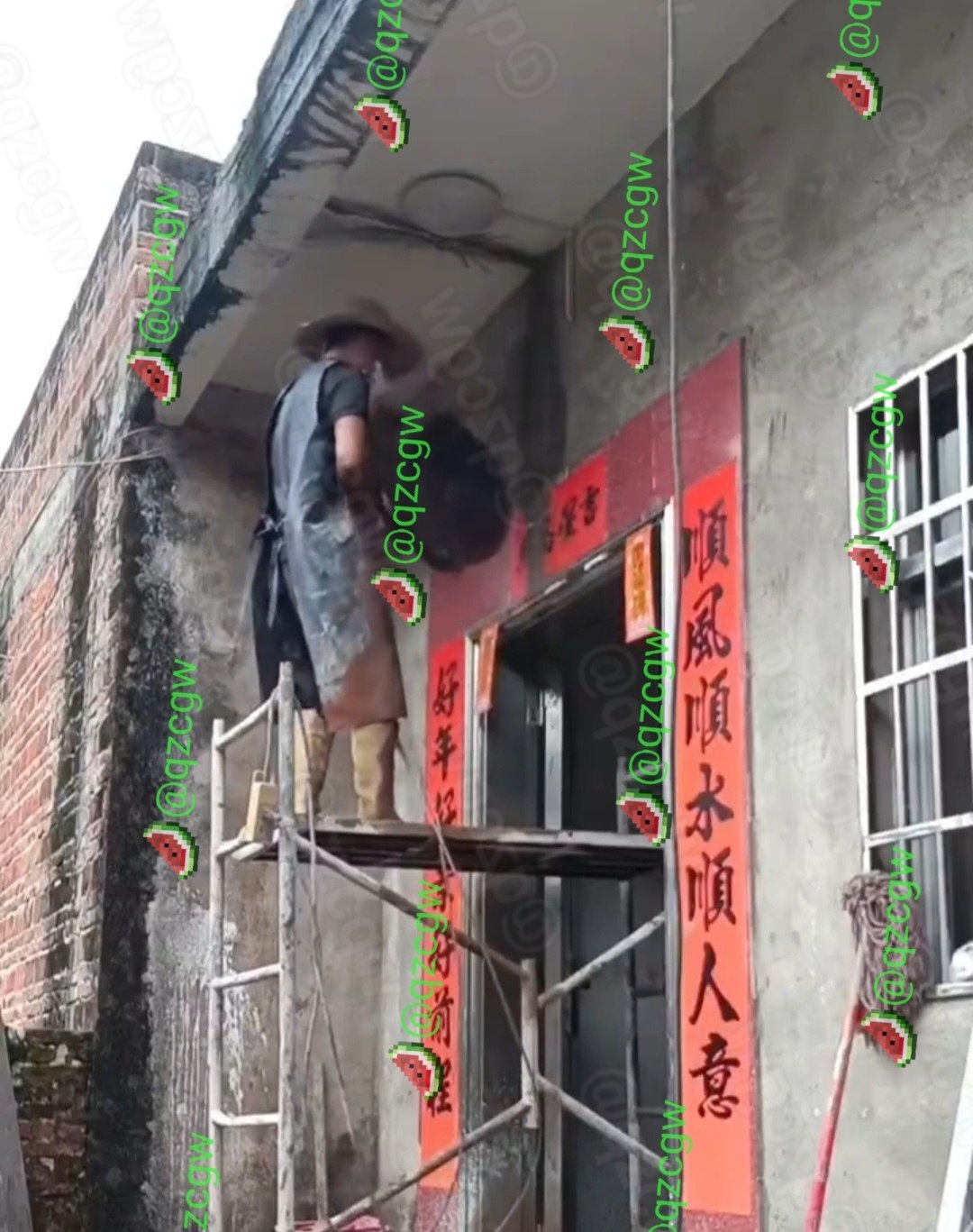 建筑工人高空作业时切割机失控削掉头皮见红后竟淡定继续干活