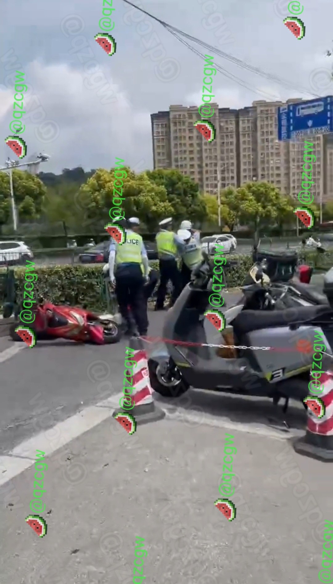 骑电动车男子在街头遭五名交警围堵并发生激烈肢体冲突被带离