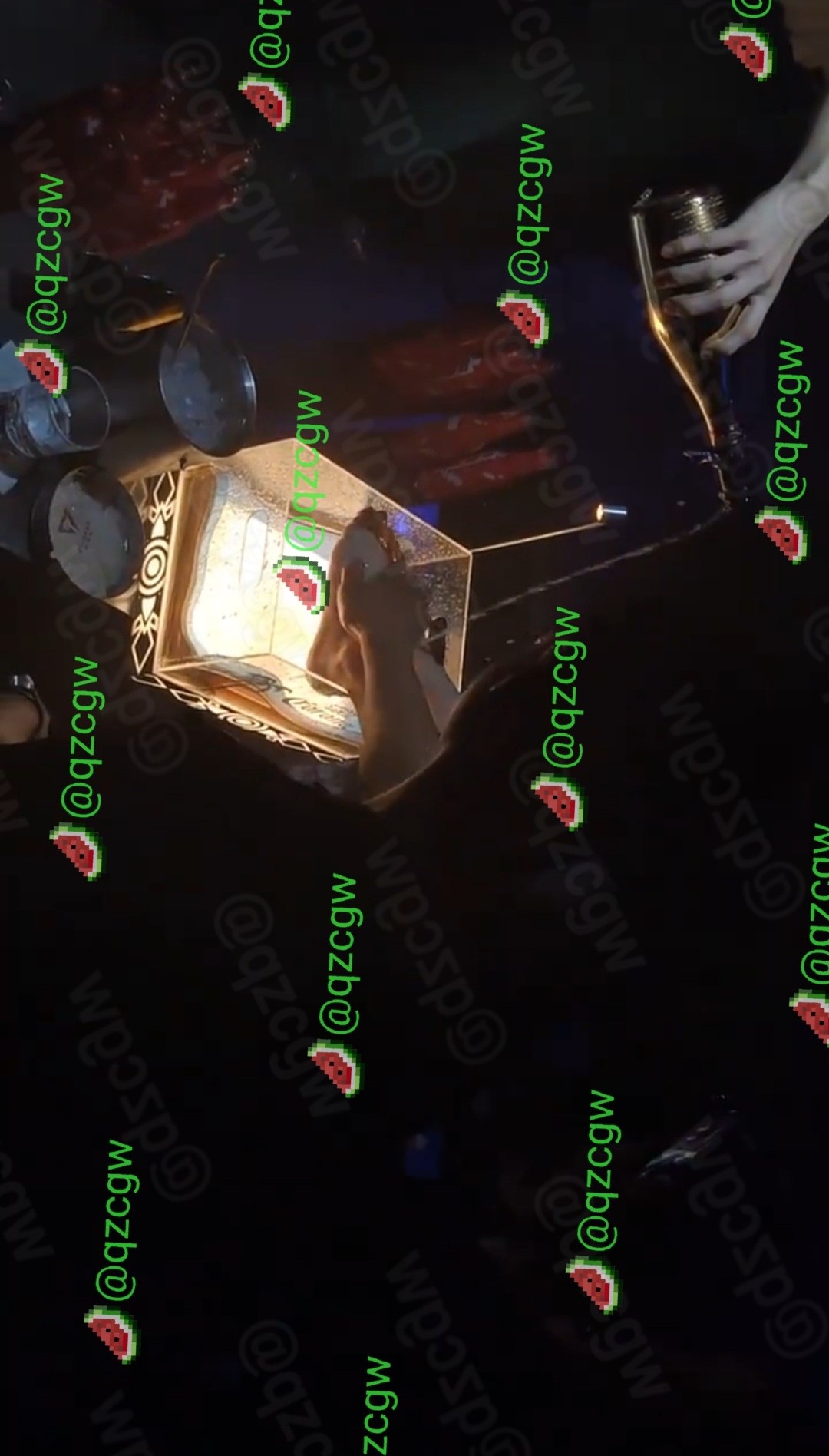 某KTV推出香槟洗脚服务并针对丝袜版加价销售引发猎奇关注
