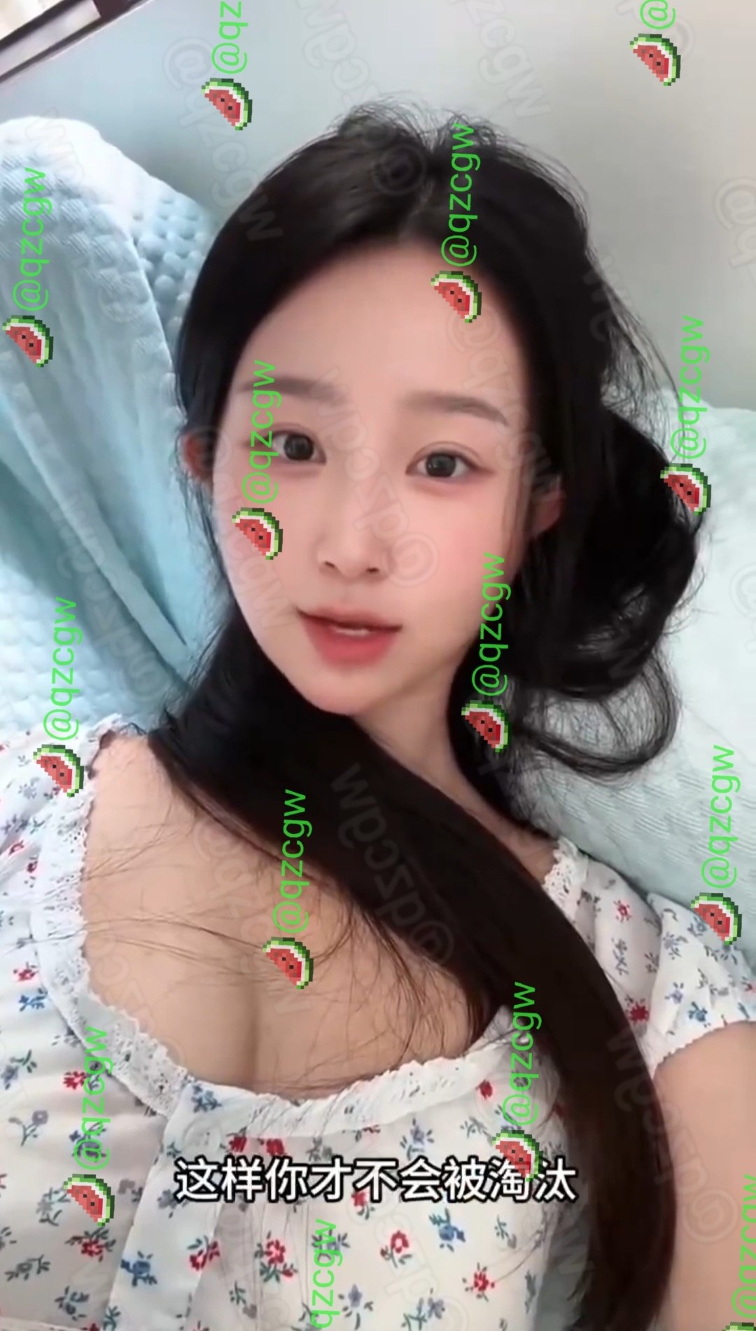 精致长发少女身着碎花吊带裙躺床用励志金句暗喻私密情事