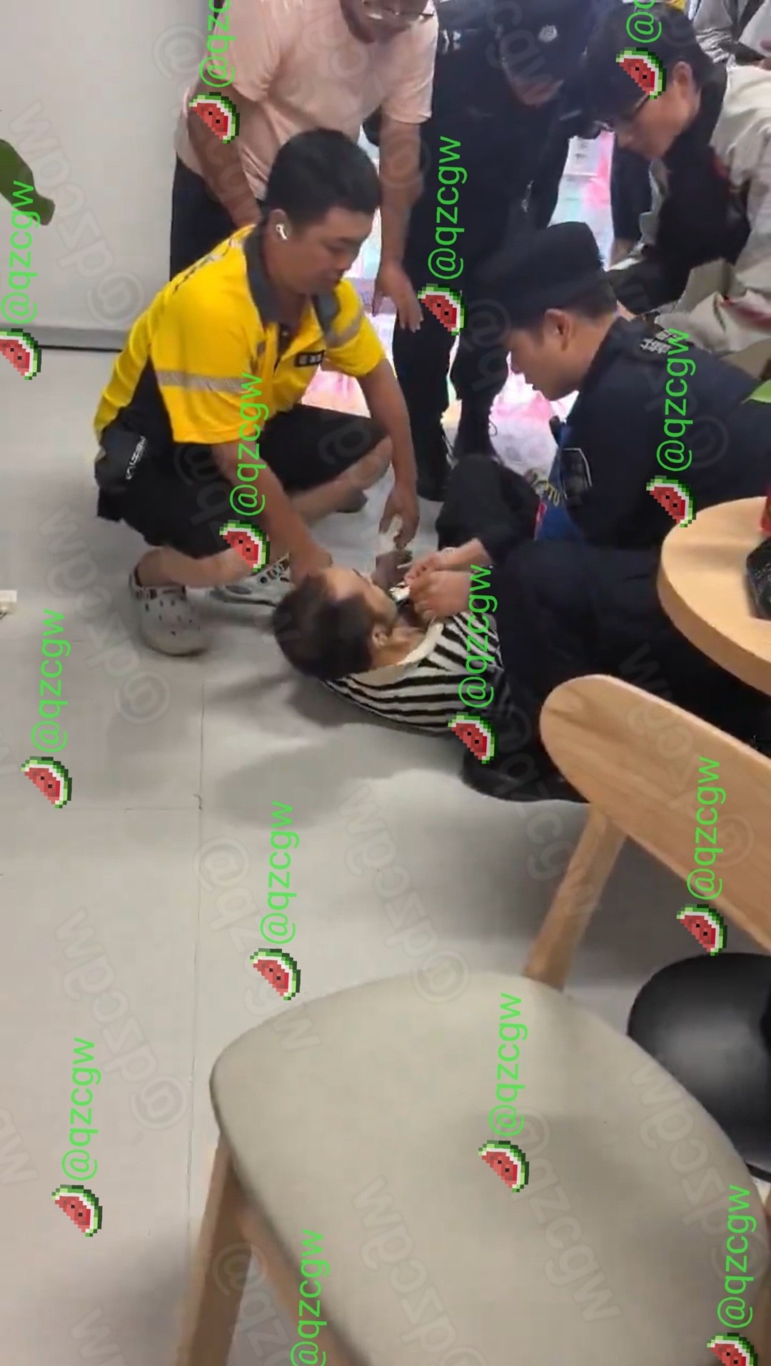 外卖单王在驿站休息区坐着离世身体已僵硬被发现时已无反应
